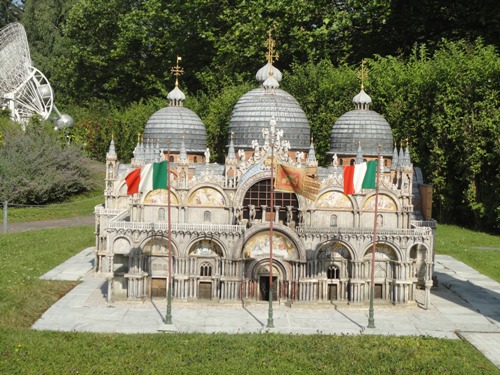 La basilique de St Marc de Venise au parc d'attraction Minimundus